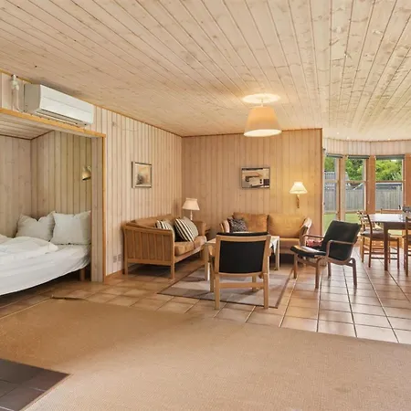 Linda - 600m From The Sea By Interhome