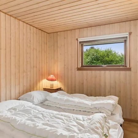 Linda - 600m From The Sea By Interhome